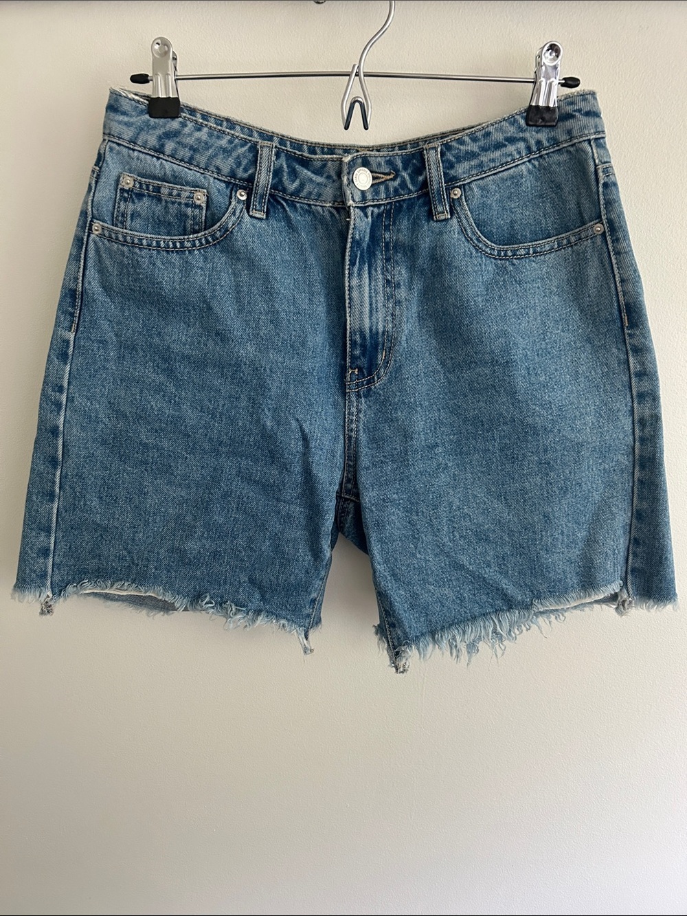 Classic High-Rise Relaxed Denim Shorts in Medium Blue Wash- Vera Moda- Size M